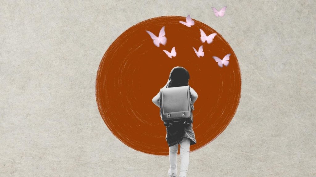 Kind mit Schulranzen auf dem Heimweg von der Schule